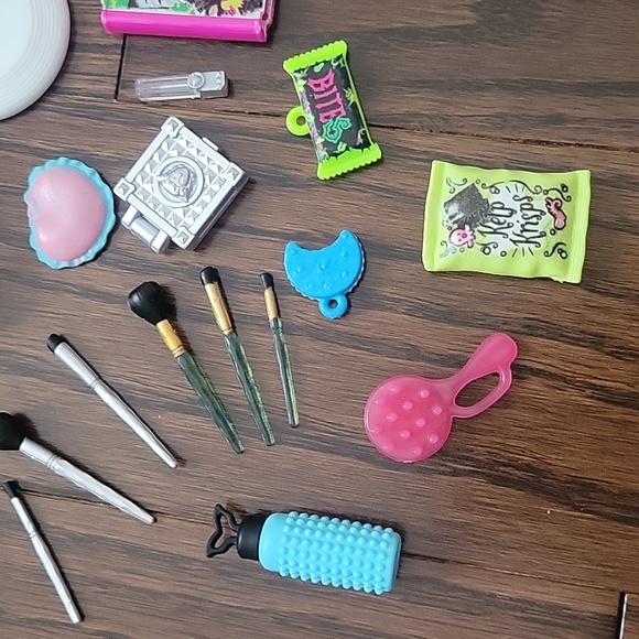 Monster High Catty Noir Doll and clothes - Picture 6 of 9